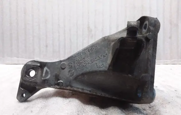 BMW 1 E81 E87 Engine mounting bracket 6781916