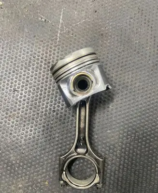 Volvo XC60 Piston with connecting rod 82L175