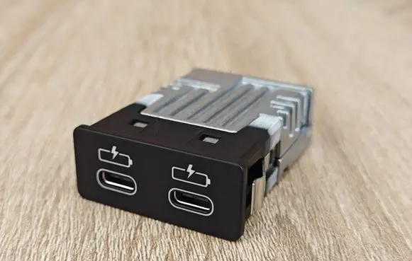 BMW 5 G30 G31 G38 USB socket connector 8711938