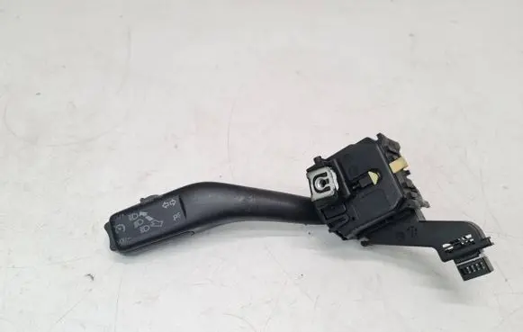 Volkswagen Golf V Steering wheel buttons/switches 