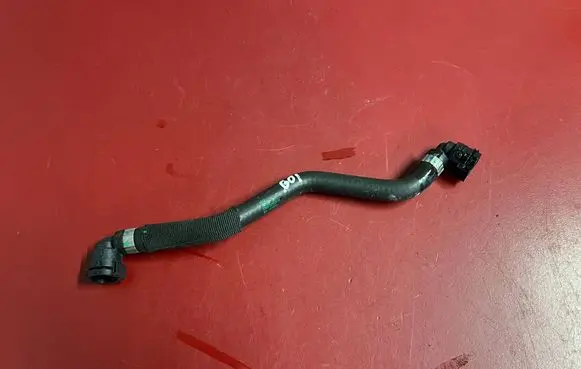 Engine coolant pipe/hose