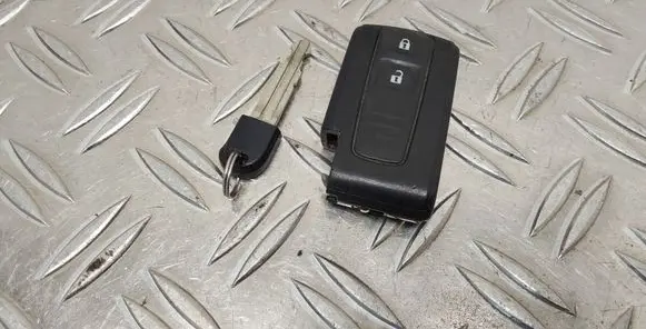 Toyota Corolla Verso AR10 Ignition key/card 