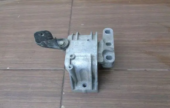 Volkswagen PASSAT B6 Engine mount bracket 1K0199262