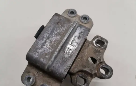Volkswagen PASSAT B6 Engine mount bracket 3C0199555