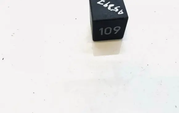 Volkswagen Golf IV Other relay 357906381a