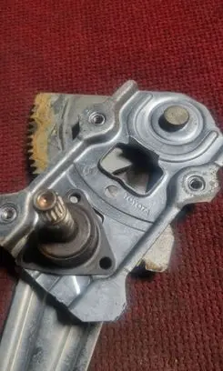 Rear door manual window regulator