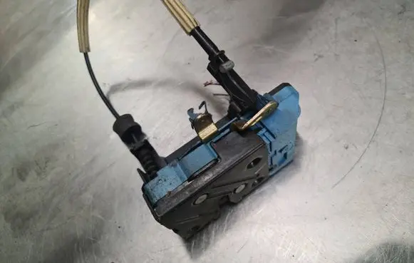 Volvo V70 Front door lock 30699746