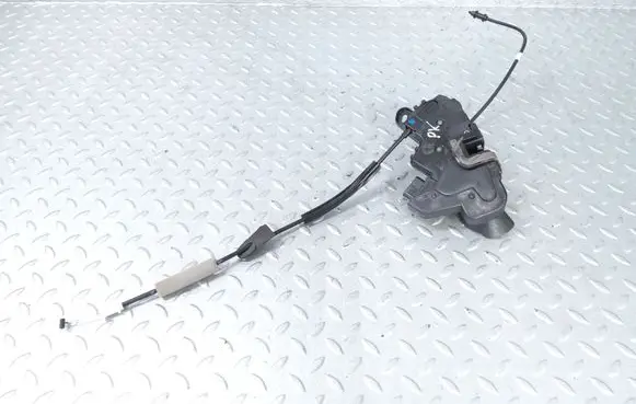 Citroen C4 III e-C4 Front door lock 9832796880
