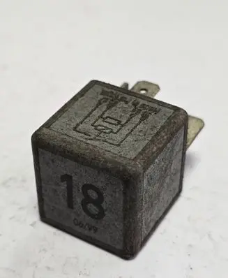 Volkswagen Polo III 6N 6N2 6NF Other relay 191937503 V23134J52X228 PA66GF25