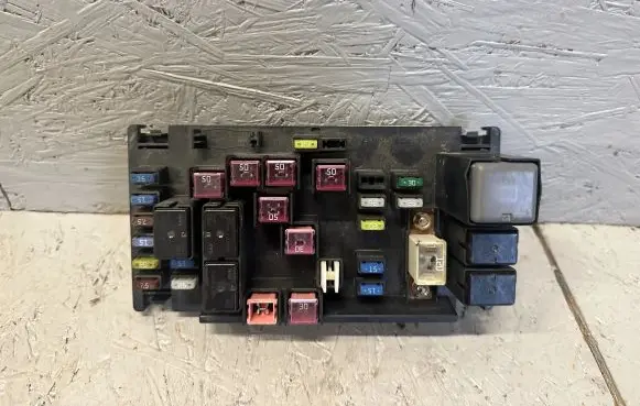 Subaru Outback Fuse module 82241AG010 MB100200B