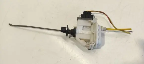 Volkswagen PASSAT B4 Central locking vacuum pump 