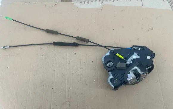 Toyota Avensis T270 Front door lock A046693 4J2205