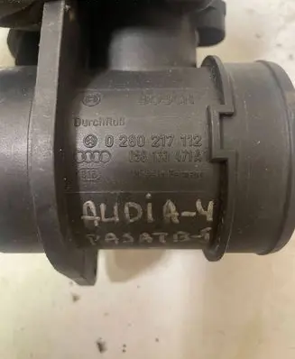 Audi A4 S4 B5 8D Mass air flow meter 0280217112 058133471A