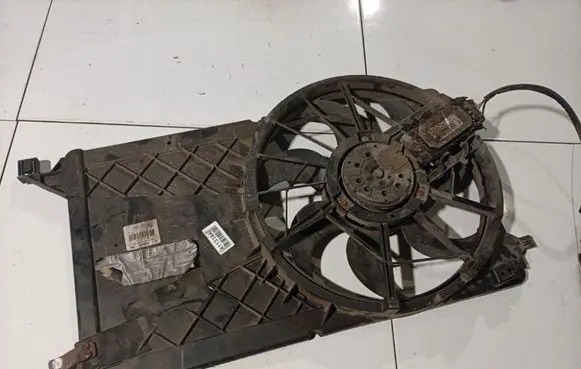 Ford Focus Radiator cooling fan shroud 0130307072
