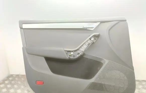 Skoda Octavia Mk3 (5E) Front door card panel trim