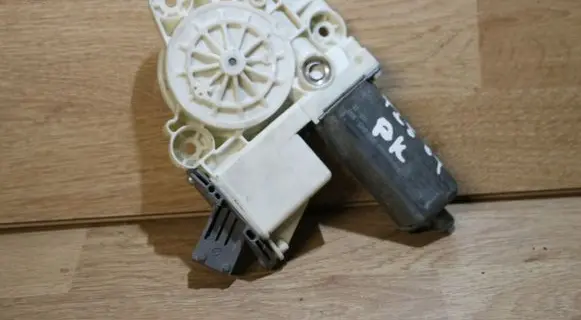 Toyota Avensis T250 Front door window regulator motor 6982005050 992045100