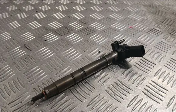 Volkswagen PASSAT B6 Fuel injector 03L130277