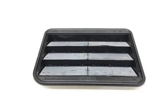 Quarter panel pressure vent