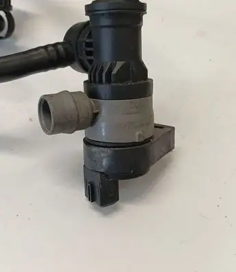 BMW 5 GT F07 Valve vacuum 7636155