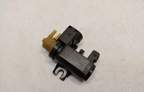 BMW 7 F01 F02 F03 F04 Valve vacuum 7628987 11747628987 11747595375