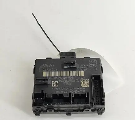 Volkswagen Tiguan Door control unit/module 5Q0959592K 5Q0959592F