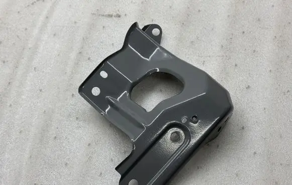 Fender mounting bracket