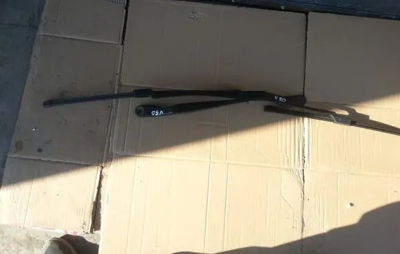 Volvo V50 Front wiper blade arm