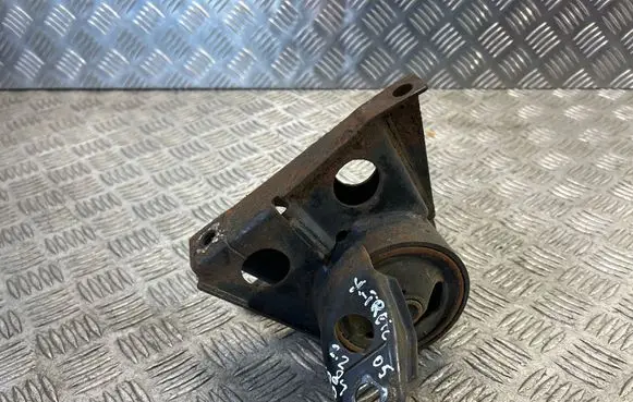 Nissan X-Trail T30 Engine mount bracket