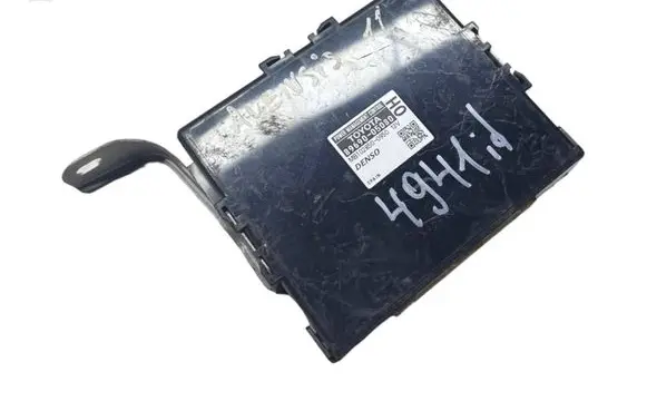 Toyota Avensis T270 Power management control unit 8969005080 MB1028500950