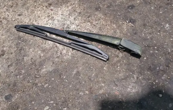 Suzuki Grand Vitara II Rear wiper blade arm