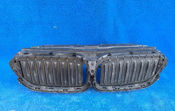 BMW 5 G30 G31 G38 Front bumper upper radiator grill 7497279
