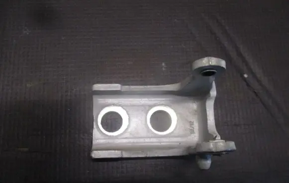 Peugeot 5008 Front door upper hinge 