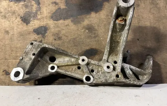 Volkswagen Golf Plus Engine mounting bracket 1K0199295E