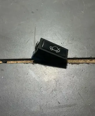 BMW 5 E39 Tailgate/trunk/boot open switch 8365579