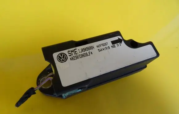 Volkswagen PASSAT B5 Airbag deployment crash/impact sensor 5WK41910 1J0909606N