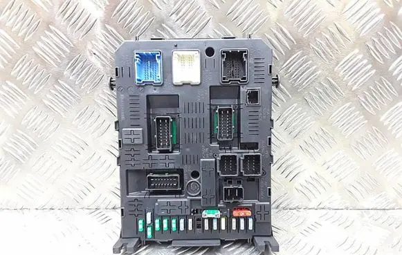 Peugeot 5008 Fuse box set 281197595
