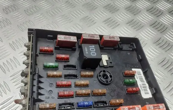 Volkswagen PASSAT B6 Fuse box cover 3C0937125