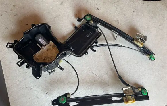 Seat Leon (1P) Front door window regulator with motor 1P0867436