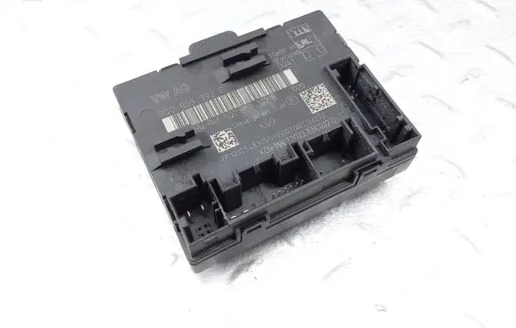 Volkswagen PASSAT B8 Door control unit/module 5Q0959392B 5Q0959392E