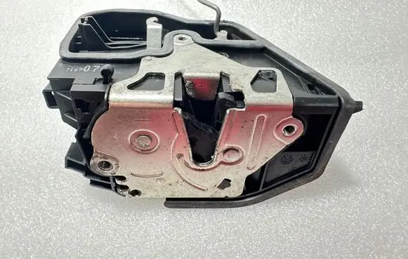 BMW 5 E60 E61 Rear door lock 7167070