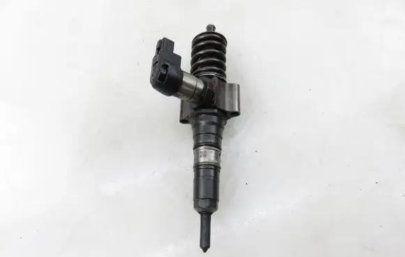 Volkswagen PASSAT B6 Fuel injector 03G130073S