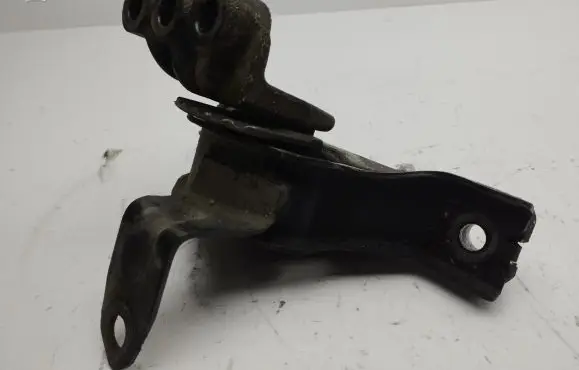 Chevrolet Captiva Engine mount bracket