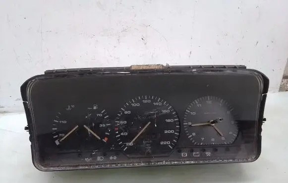 Volkswagen PASSAT B3 Speedometer (instrument cluster) 81117621