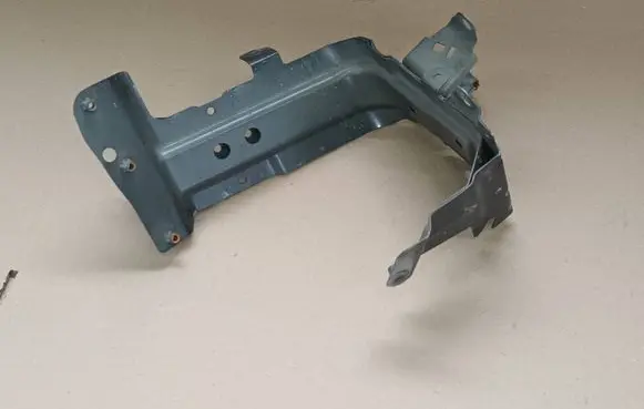 Audi Q7 4M Fender mounting bracket 4M0821138B
