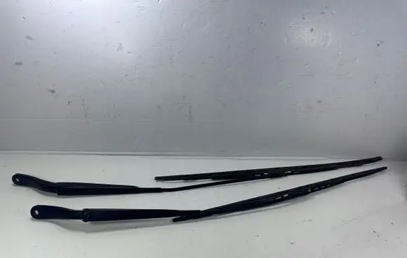 Rear wiper blade arm