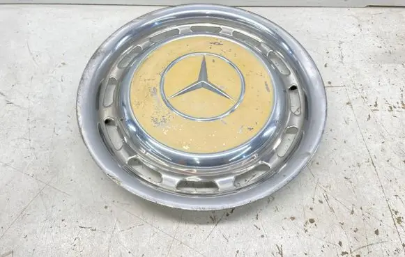 Mercedes-Benz W123 R14 wheel hub/cap/trim 1154010324