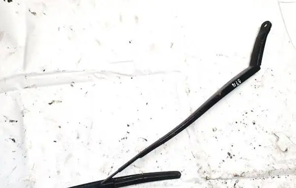 Honda CR-V Front wiper blade arm