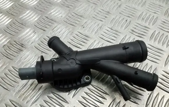 Volkswagen PASSAT B7 Engine coolant pipe/hose 03L121131AA