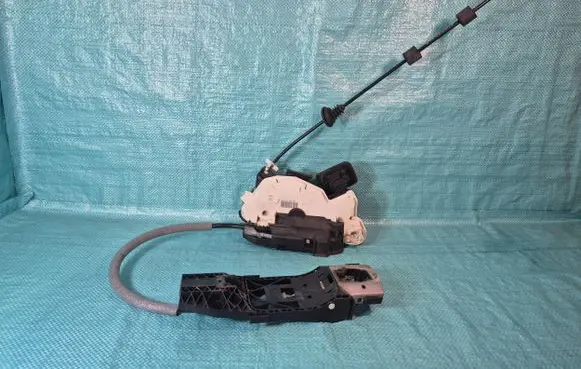 Skoda Octavia Mk3 (5E) Front door lock 5E1837015 5L0837885B