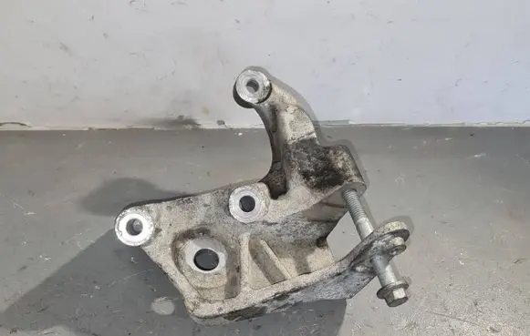 Volvo XC90 Engine mounting bracket 31430490 AD7VM